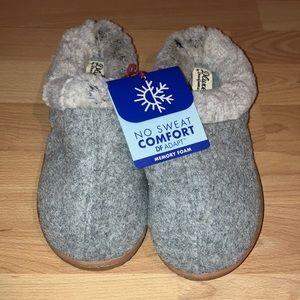 Brand new Dearfoam slippers Size 7-8